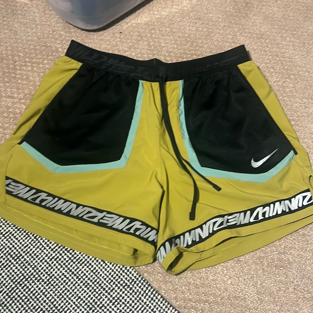 Men’s Nike dri fit shorts. Draw string. Lining cut out. Medium.